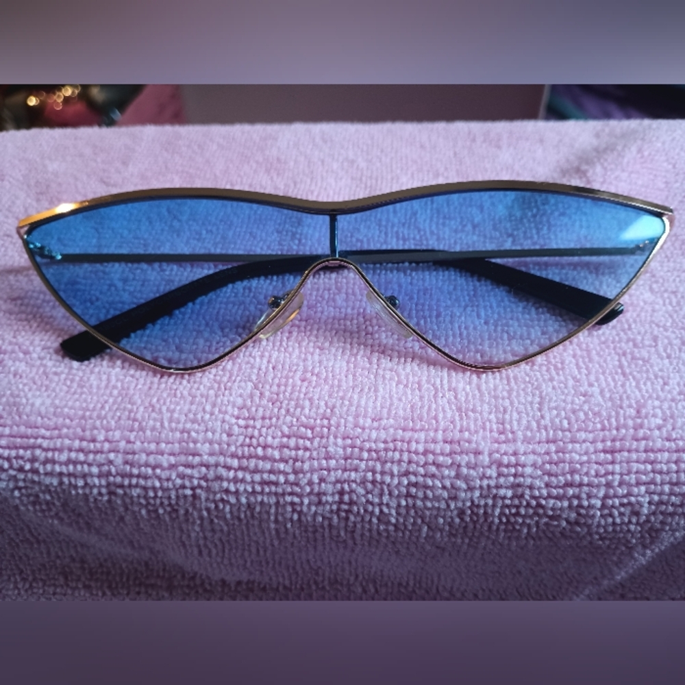 pair of Fashion Retro Women's Cat Eye Small Lens Sunglasses